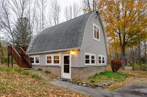 Cozy Cabin w/ Cathedral Cabin on 7-Acres with Pond