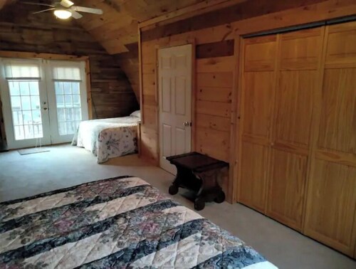 Cozy Cabin w/ Cathedral Cabin on 7-Acres with Pond