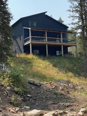 Exterior - This house is a 5 bedroom(s), 3.5 bathrooms, located in Lead, SD. (Lead)