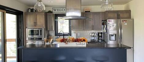 Refrigerador, microondas, horno y parrilla de estufa