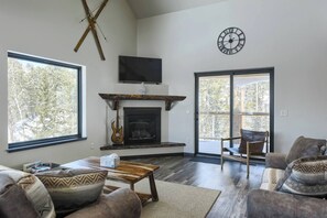 Smart TV, chimenea y futbolito 