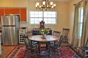 Deluxe Cottage | In-room dining - Inn at Indian Creek (Burton)