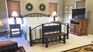 Desk, laptop workspace, iron/ironing board, free WiFi - Inn at Indian Creek (Burton)