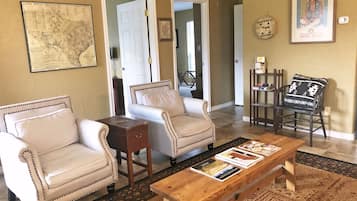 Family Cottage | Living area | 43-inch TV with satellite channels