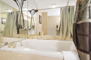 Condo, várias camas, banheira de hidromassagem, vista para o jardim | Banheiro | Toalhas de banho 