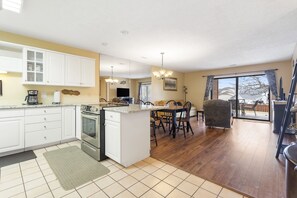 Apartamento, varias camas, bañera de hidromasaje, vistas al jardín | Cocina privada | Cafetera o tetera