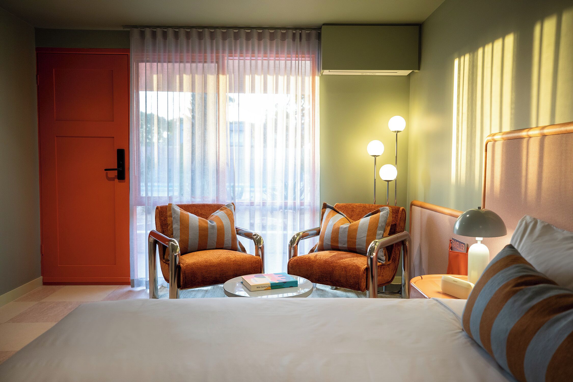 Classic Room | Minibar, individually decorated, individually furnished, blackout drapes