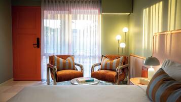 Classic Room | Minibar, individually decorated, individually furnished