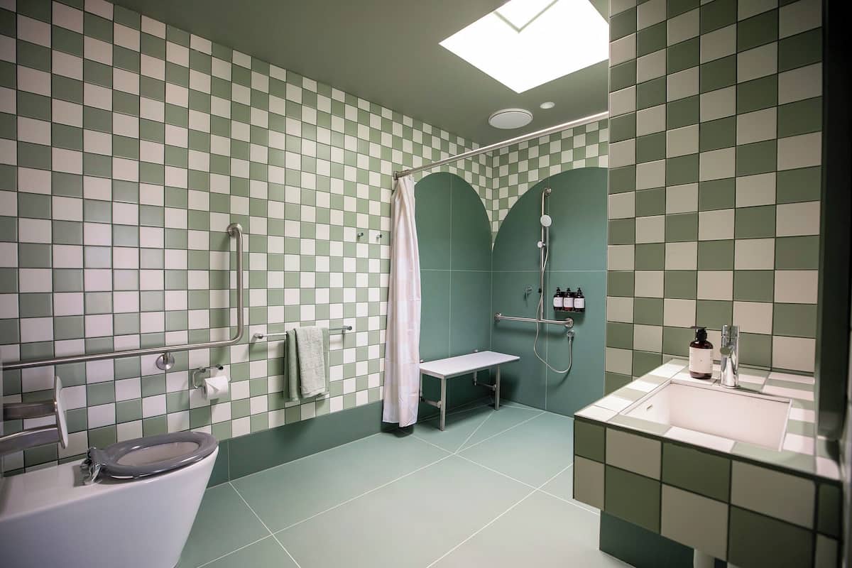 Classic Accessible Room | 욕실 | 샤워 시설, 친환경 세면용품, 헤어드라이어, 타월