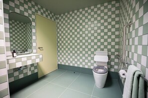 Classic Accessible Room | Bathroom | Shower, eco-friendly toiletries, hair dryer, towels - The Monty (Anglesea)