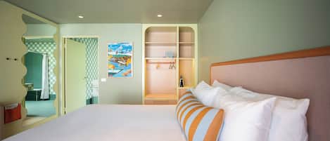 ميني بار وبديكورات فريدة لكل غرفة وطراز فريد لكل وحدة وستائر تعتيم