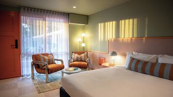 Classic Room | Minibar, individually decorated, individually furnished, blackout drapes