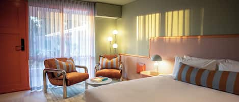 Classic Room | Minibar, individually decorated, individually furnished, blackout drapes