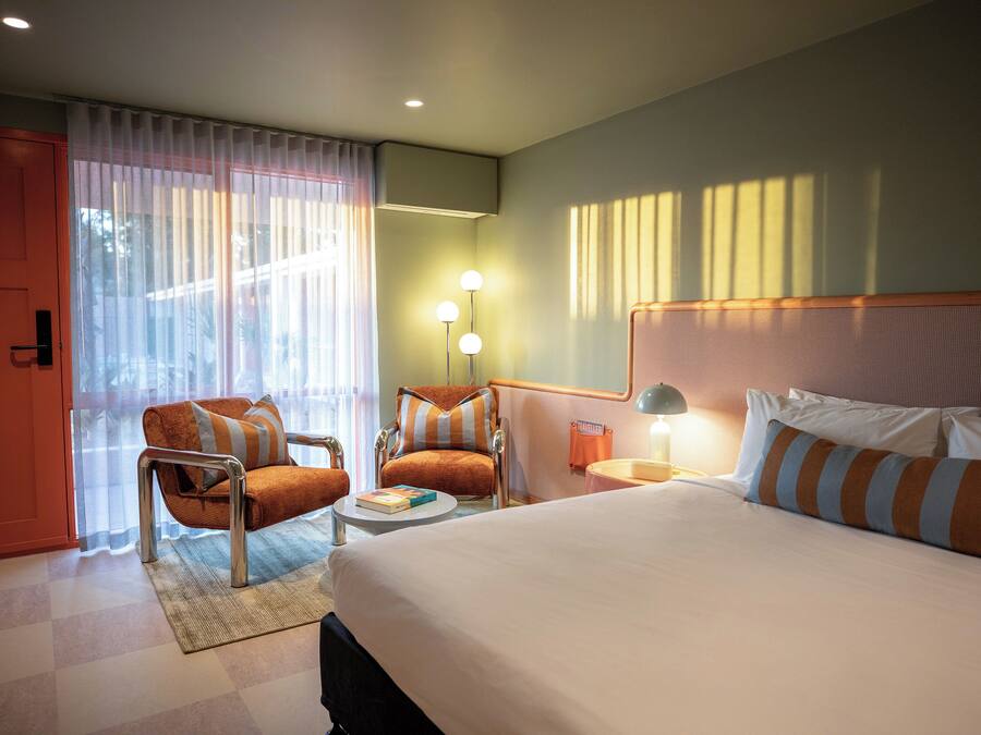 Classic Room | Minibar, individually decorated, individually furnished, blackout drapes