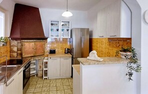 Fridge, oven, stovetop, coffee/tea maker