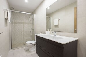 Ducha, secador de pelo, toallas