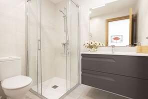 Douche, séchoir à cheveux, serviettes fournies