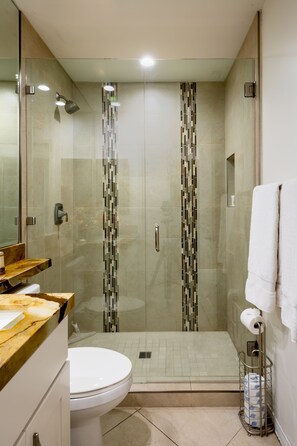 Ferienhaus, Mehrere Betten, Poolzugang, Poolblick | Badezimmer | Handtücher