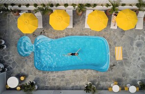 Piscina externa, guarda-sóis, espreguiçadeiras