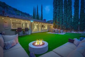 Terrace/patio - Hollywood Hills Retreat: Private GYM & STEAM ROOM (Los Angeles)