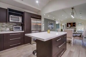 Fridge, microwave, oven, stovetop - Hollywood Hills Retreat: Private GYM & STEAM ROOM (Los Angeles)