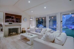 Smart TV, fireplace, printers - Hollywood Hills Retreat: Private GYM & STEAM ROOM (Los Angeles)