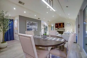 Dining - Hollywood Hills Retreat: Private GYM & STEAM ROOM (Los Angeles)