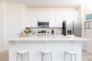 Refrigerador, microondas, horno, placa de cocina