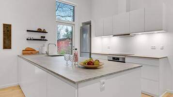 Jääkaappi, liesi, astianpesukone, kahvin-/teenkeitin