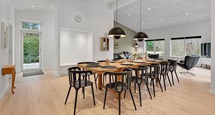 Stunning home in Fårvang with WiFi