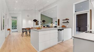 Jääkaappi, liesi, astianpesukone, kahvin-/teenkeitin