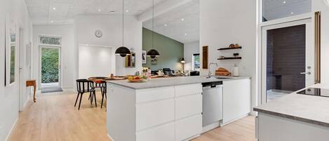 Kylskåp, spishäll, diskmaskin och kaffe- och tebryggare