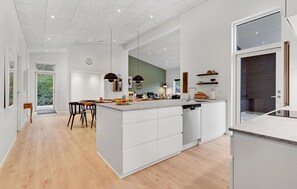 Kylskåp, mikrovågsugn, spishäll och diskmaskin
