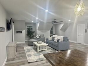 Smart TV, fireplace