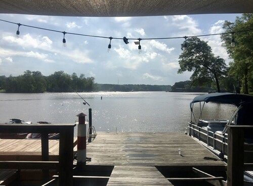 "Lake Front Point" Retreat located in quiet cove of Lake Wylie