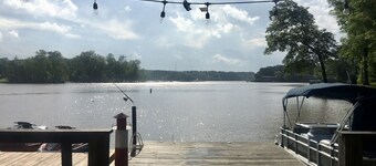 "Lake Front Point" Retreat located in quiet cove of Lake Wylie