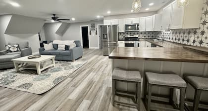 "Lake Front Point" Retreat located in quiet cove of Lake Wylie