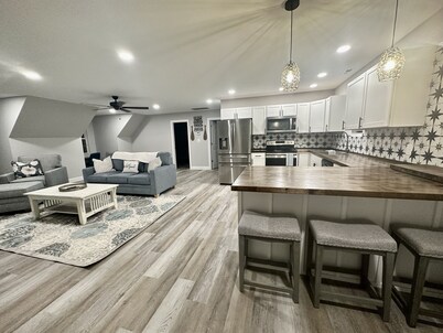 "Lake Front Point" Retreat located in quiet cove of Lake Wylie