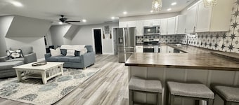 "Lake Front Point" Retreat located in quiet cove of Lake Wylie