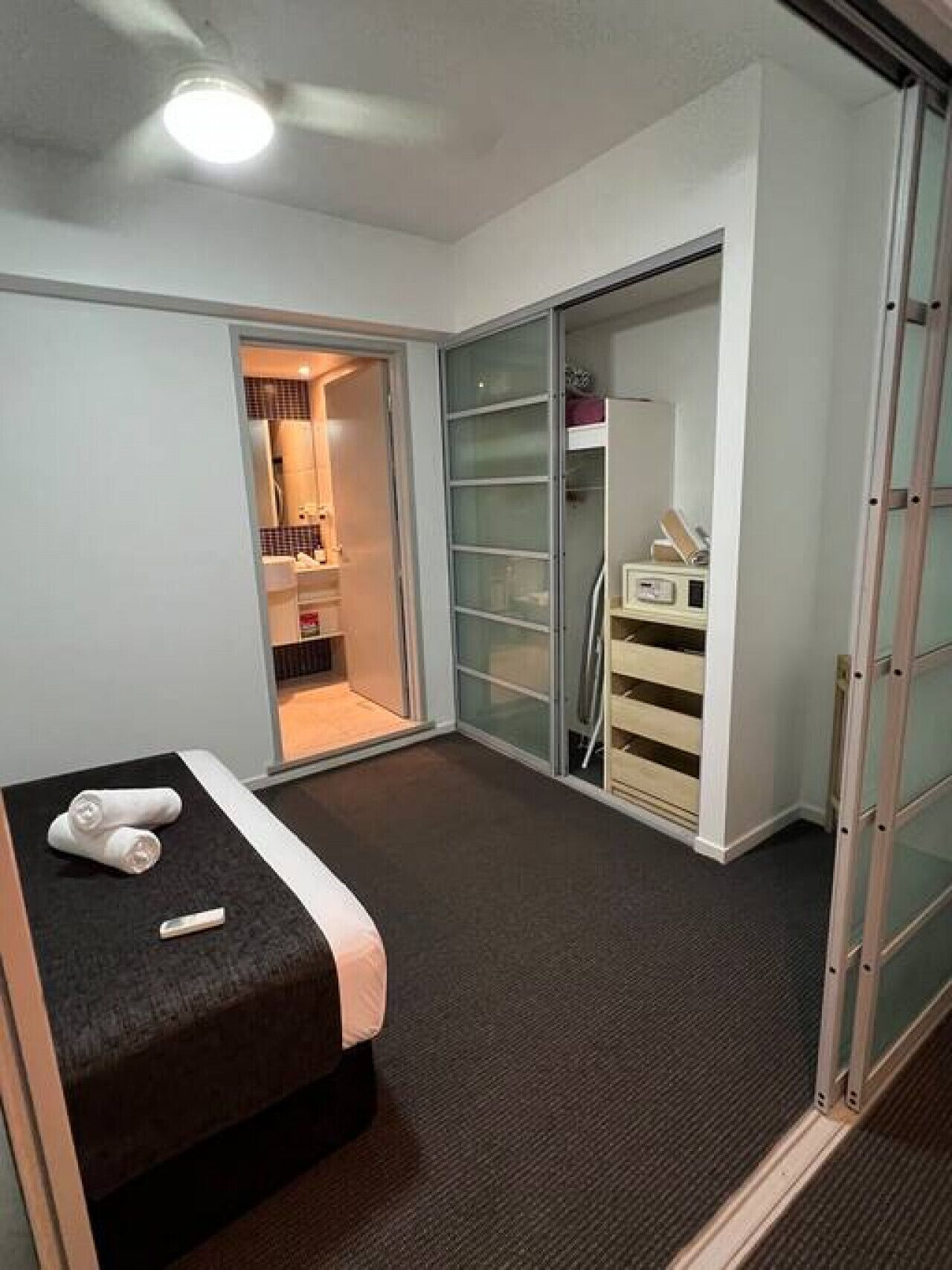 1 bedroom, desk, iron/ironing board, WiFi