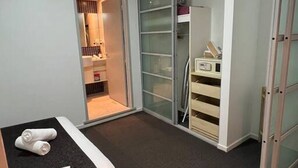 Une chambre d’hôtel équipée d’un lit, d’une armoire et d’un placard à portes coulissantes.