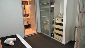 1 bedroom, desk, iron/ironing board, WiFi