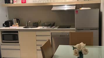 Fridge, microwave, stovetop, dishwasher