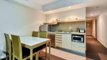 Fridge, microwave, stovetop, dishwasher