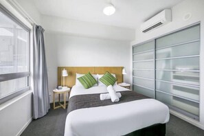 1 bedroom, desk, iron/ironing board, WiFi - Pandanas 15th floor (Water, City & Sunset views) (Darwin City)