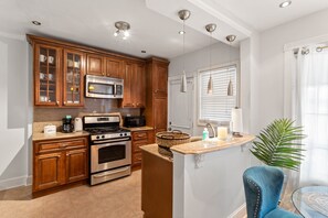 Refrigerador, microondas, cafetera y tetera y tetera eléctrica 