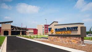 Un edificio con un cartel que dice "Walker’s Blue Casino Resort".