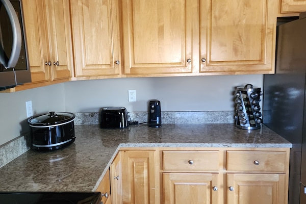 Kjøleskap, mikrobølgeovn, ovn og kokeplater