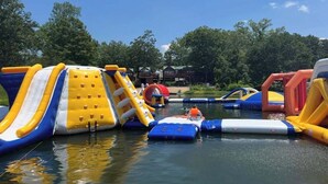 Un parque acuático inflable con diversas toboganes y estructuras de juego.