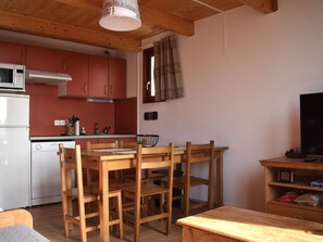Micro-ondes, lave-vaisselle, cafetiĂšre/bouilloire, grille-pain